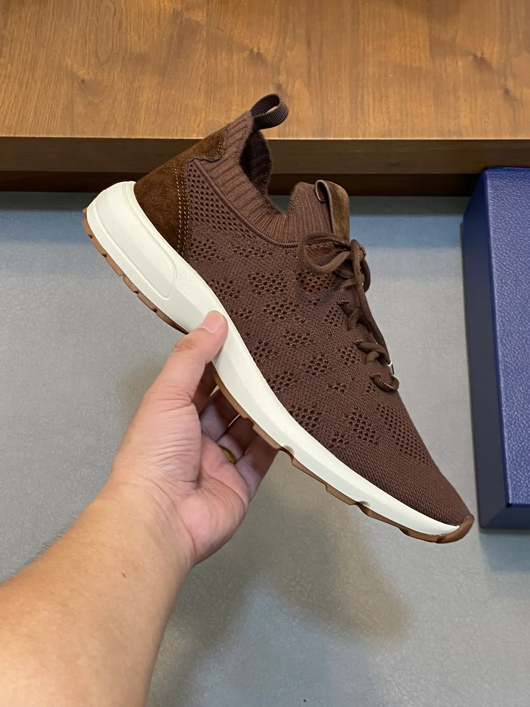 Ex-factory price: 580💰Dior’s latest men’s fashion sneakers. This item draws inspiration from retro jogging shoes. Featuring a thick, low-top design, it features a mesh fabric upper and an ultra-light rubber foam sole. The side is decorated with an embossed "Di~r" logo. Code number: 39-44 (order 38, 45, 46)